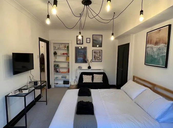 Stylish Central Basement Studio, With Outdoor Space